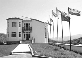Здание Национального собрания НКР Здание гостиницы "Армения"  (самой крупной в НКР) на фотографии Здание Центра  культуры НКР